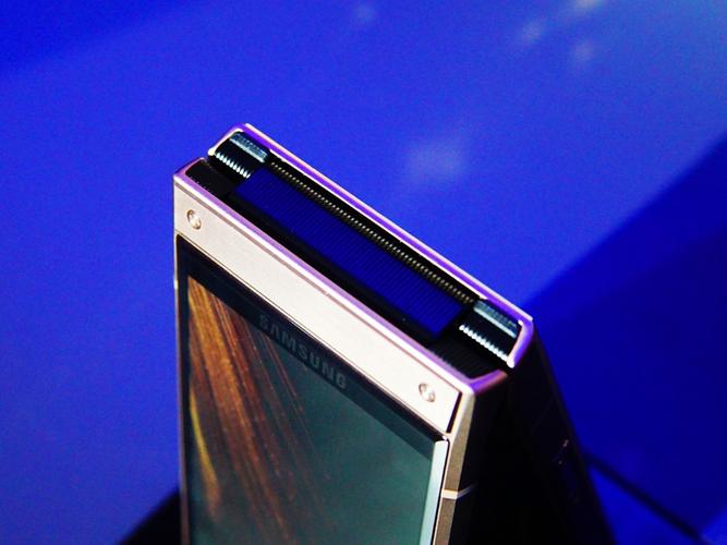 ="sk6niiskjb2c">samsung w2019采用了翻蓋造型和內外雙觸控屏的設計
